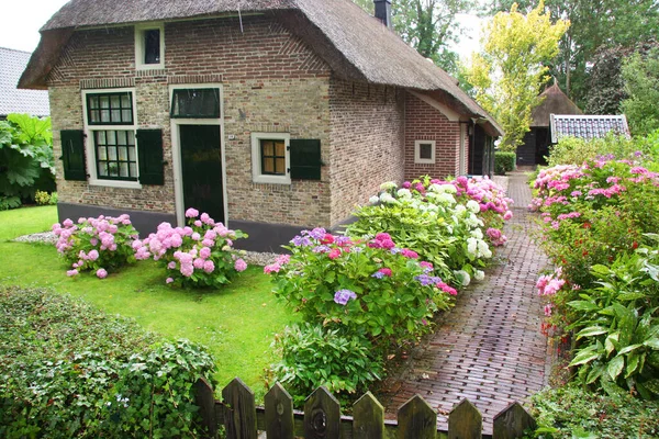 Hermosa Casa Vieja Con Flores — Foto de Stock