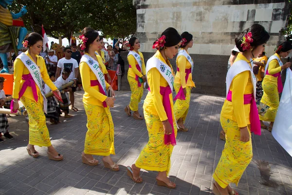 Unga Asiatiska Kvinnor Traditionella Och Festliga Thai Kläder Resor Skott — Stockfoto