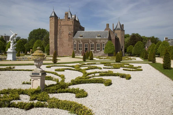 Bağlı şato ve geniş resmi bahçe, hanım evlatları, Viola, çiçek sınırları.