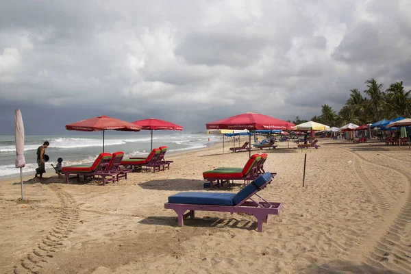 Karayip denizinin tropikal adasında güzel plaj sandalyeleri 