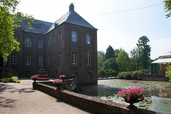 Günışığında su kanalı olan ortaçağ binası manzarası