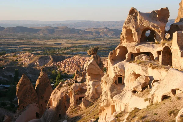 Słynne Starożytne Skalne Mieszkania Indyka Cappadocia Oświetlone Wczesnym Rankiem Słońcem — Zdjęcie stockowe