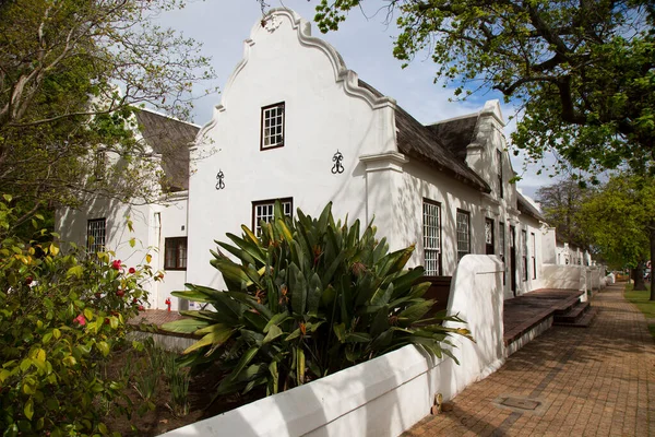 Tipik tarihi Hollanda sömürge çiftlikleri ve kırsal bir şehrin sokaklarındaki ev