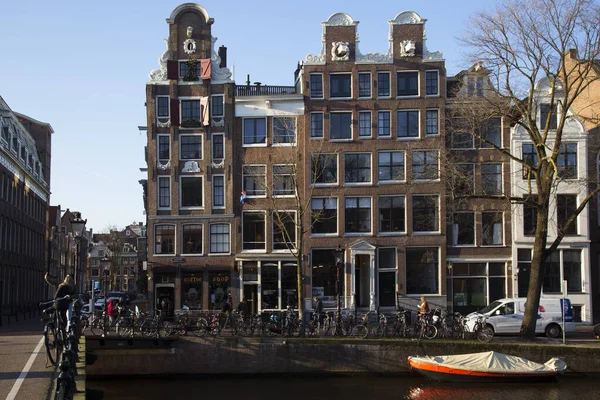 Edifícios Típicos Arquitetura Holandesa Cinturão Canal Amsterdã Com Vida Rua — Fotografia de Stock