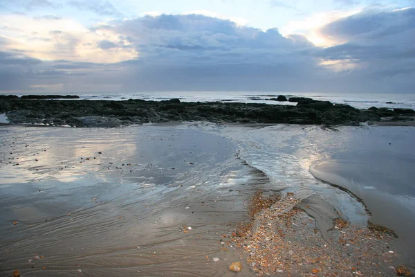 Красивий Морський Пейзаж Скелями Хвилями — стокове фото