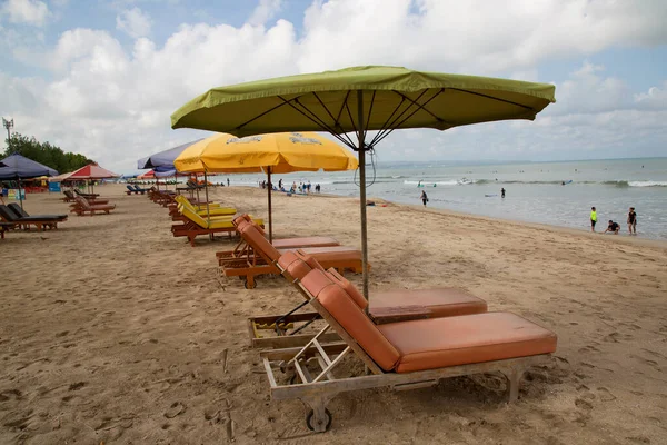 Karayip denizinin tropikal adasında güzel plaj sandalyeleri 