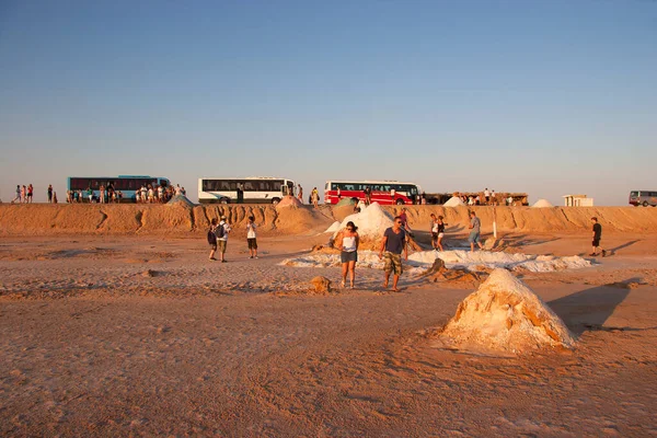 Grupp Turister Och Transport Öknen Scen Med Kvällssol — Stockfoto