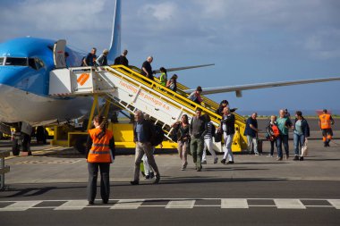 Bir uçağın, yer ekibinin havaalanına gelişi 