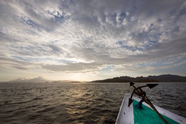 Güzel göl manzarası ve tekneden dağlar.