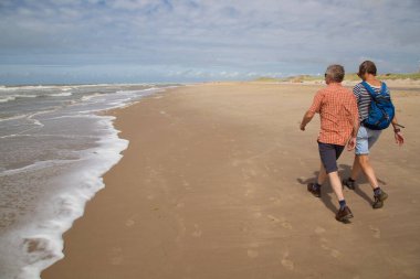 İnsanlar güzel denizde dinleniyor.