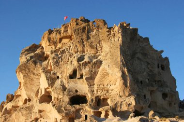 Kapadokya hindisinin ünlü antik kaya evleri, sabahın ilk ışıklarıyla aydınlanıyor.