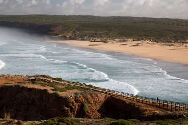 Kayalık bir okyanusun ve sahil kayalıklarının dikey görüntüsü.