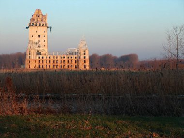 Tarlada bir kale inşa etmek