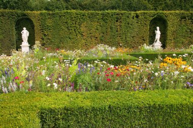 Versailles 'in fıskiyeleri ve heykelleri ile güzel bir bahçe.