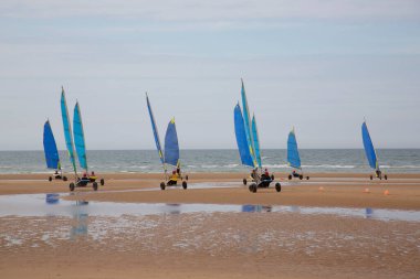Plajda bir blokart, arazi ya da kum yelkenli araba ya da yük arabasıyla, rüzgarla çalışan üç tekerlekli ve yelkenli bir kara aracı ile yapılan bir yarışma.