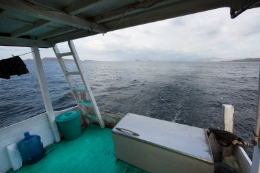 Güzel göl manzarası ve tekneden dağlar.