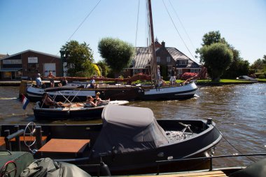 Kanal manzaralı tekneler