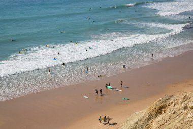 İnsanlar Atlantik Okyanusu kıyısında plajın tadını çıkarıyorlar.