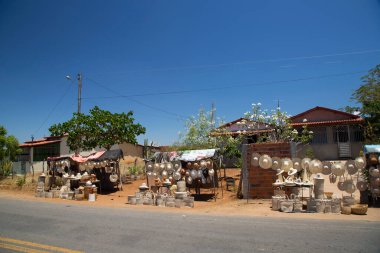 Yol kenarında şapka satıyorum.