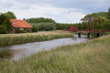 Kırsal bölgedeki kaldıraç köprüsü.