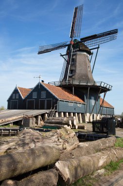 Tekneyle getirilen ve kanaldan işlenen ağaç gövdeleri için hala yel değirmeninde çalışan tarihi eser.