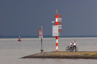 Turistlerle deniz manzarası
