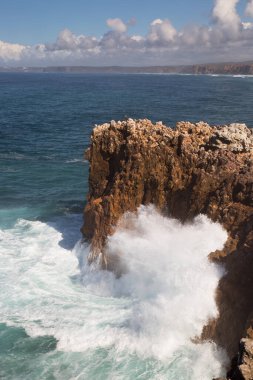 Keskin kayalar, dik uçurumlar, düşük büyüyen çalılıklar ve gizli kumsal parçaları ile kıyı boyunca uzanan engebeli doğa bölgesi, yüksek dalgalar kıyı boyunca kırdıyor ve sıçrıyor.