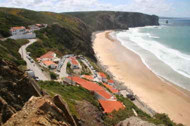 Dalgalı bir okyanusun kayalık kıyı şeridi ve manzarası 