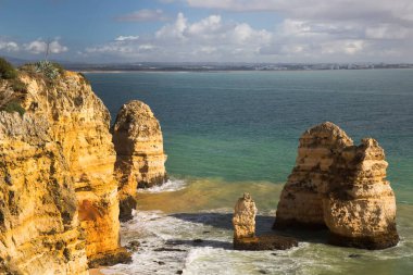 Güzel kayalık deniz manzarası