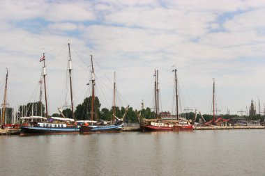 Hollanda 'nın sularındaki klasik ahşap yelkenli.