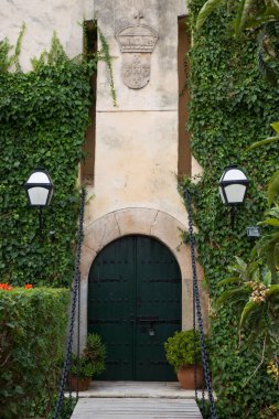 Yeşilliklerle çevrili eski bir kale binası.