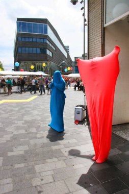 Şehirde bir meydanda festival