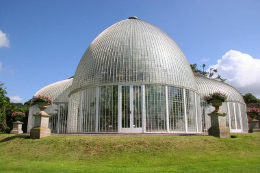 Güneşli bir günde Palm House binası