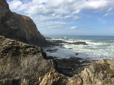 Güzel kayalık deniz manzarası