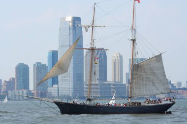 Arka planda New Jersey gökdelenleri olan turistli bir yelkenli.