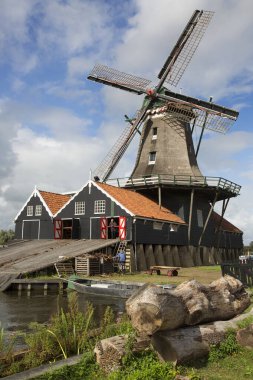 Köydeki eski yel değirmeni.