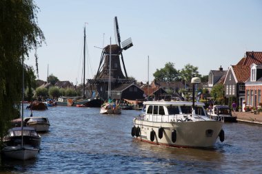 Güzel yel değirmeni manzarası