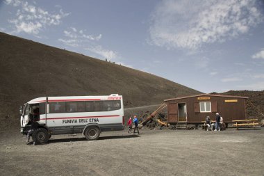 İnsanlar ve ulaşım volkanik vadi sahnesinde