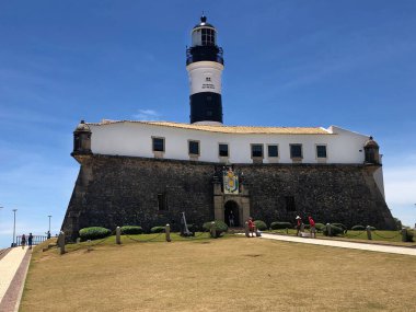 Kıyı kalesinin güneşli manzarası