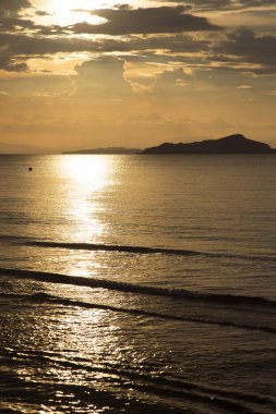 Denizin üzerinde güzel bir gün batımı
