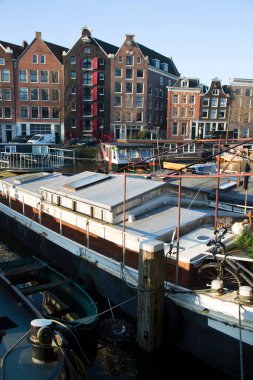 Amsterdam kanal kemerinde sokak hayatı olan tipik Hollanda mimari binaları  