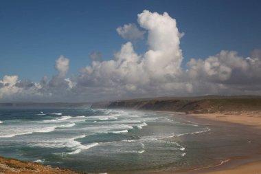 Deniz kıyısının güzel manzarası