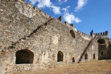 Ortaçağ Haçlılarının kalesi Roma 'nın temelleri ve deniz kenarındaki kıyı kayaları üzerine inşa edilmiş.