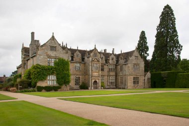 Güzel ortaçağ malikanesinin manzarası