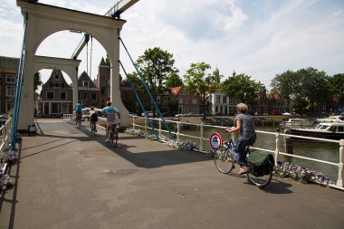 Amsterdam 'daki eski köprü. 