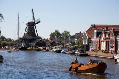 Güzel yel değirmeni manzarası