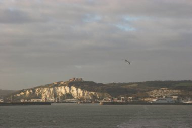 Beyaz bulutlu güzel deniz manzarası