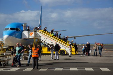 Bir uçağın, yer ekibinin havaalanına gelişi 