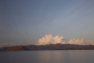 Güzel deniz manzarası ve dağlar.