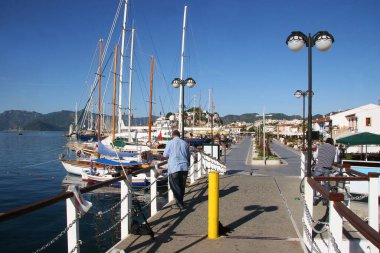 Deniz limanında yatlar ve tekneler 